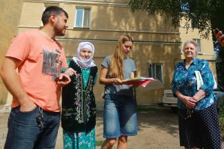 «Обманом украли у нас двор!»: жильцы дома в центре Казани обвиняют городские власти в подлоге и воровстве «Обманом украли у нас двор!»: жильцы дома в центре Казани обвиняют городские власти в подлоге и воровстве