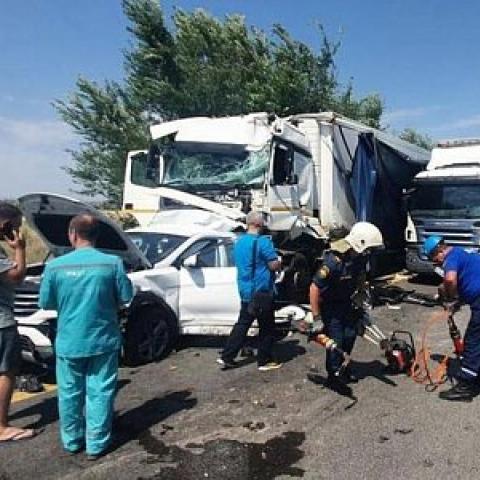 Девять машин столкнулись в Ростовской области, есть погибшие (ВИДЕО)