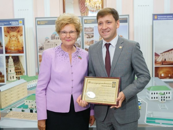 В Кремле наградили участников возрождения собора Казанской иконы Божией Матери В Кремле наградили участников возрождения собора Казанской иконы Божией Матери