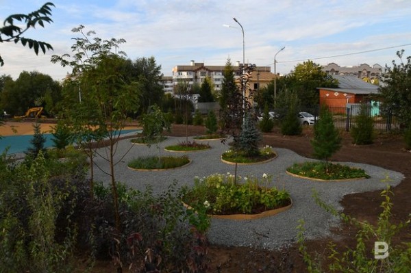 Памятником погибшим в гимназии №175 стал мемориальный сад