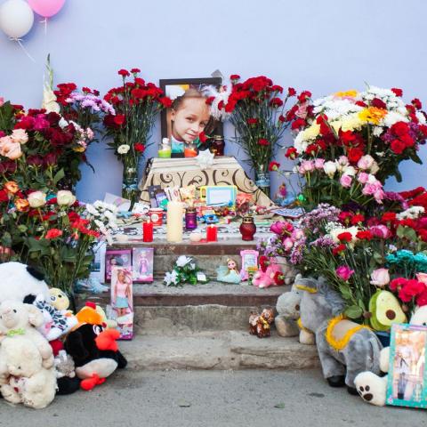 Дядя убитой в Тюмени девочки умер рядом с ее стихийным мемориалом