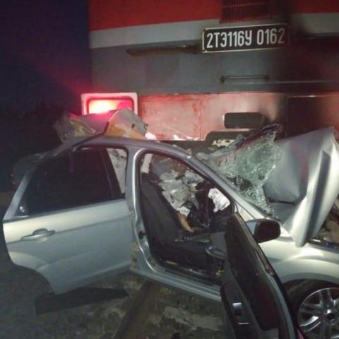 В Башкирии товарный поезд на полном ходу протаранил легковой автомобиль (ФОТО)