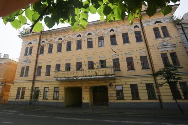 «Обманом украли у нас двор!»: жильцы дома в центре Казани обвиняют городские власти в подлоге и воровстве «Обманом украли у нас двор!»: жильцы дома в центре Казани обвиняют городские власти в подлоге и воровстве