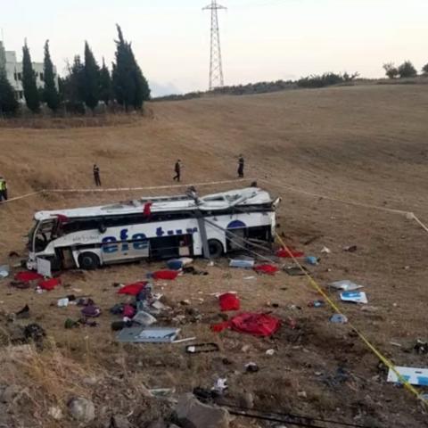 В ДТП с автобусом в Турции погибли 14 человек В ДТП с автобусом в Турции погибли 14 человек