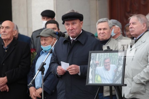 В Казани простились с народным писателем Гараем Рахимом (ФОТО)