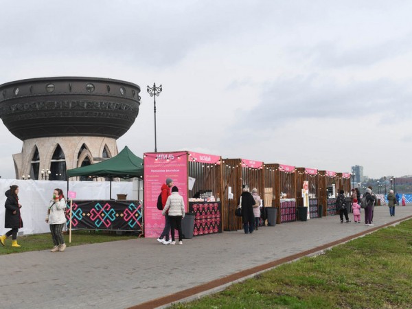 Национальные угощения, &laquo;деревенская&raquo; фотозона и музыканты со всего Поволжья: в Казани стартовал этнофестиваль &laquo;Итиль&raquo;