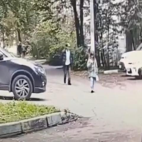 В Подмосковье мужчина пытался задушить и утащить школьницу со двора. Его отпугнула соседка (ВИДЕО)
