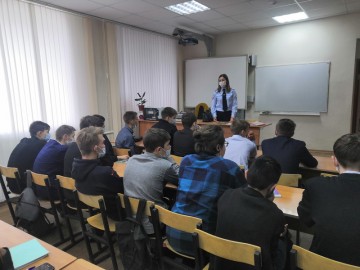 Полицейские Елабуги провели профориентационную беседу со студентами Елабужского политехнического колледжа.