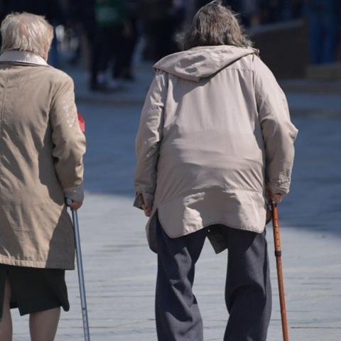 Россиянам рассказали, как оформить пенсию супруга на себя