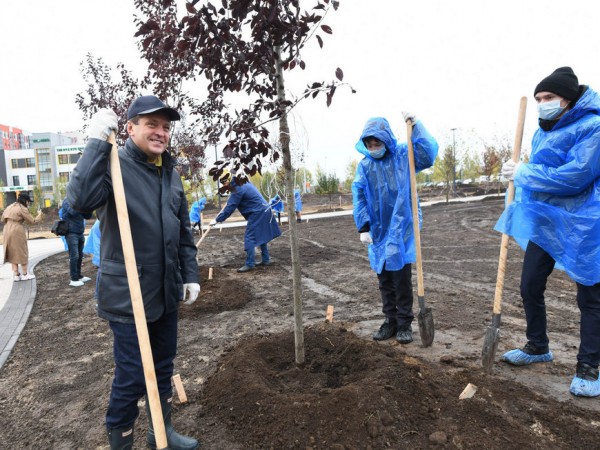 Ильсур Метшин вместе со школьниками на территории нового парка в &laquo;Салават Купере&raquo; посадил саженцы черемухи