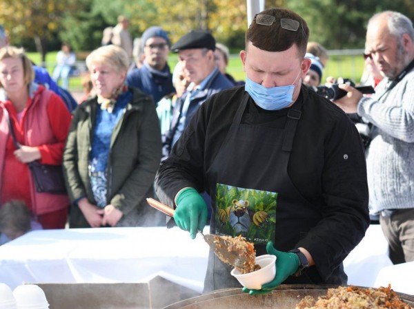 Как прошел фестиваль «Казан дружбы народов»: 110 кг плова, костюмы XVI века и межнациональный флешмоб Как прошел фестиваль «Казан дружбы народов»: 110 кг плова, костюмы XVI века и межнациональный флешмоб
