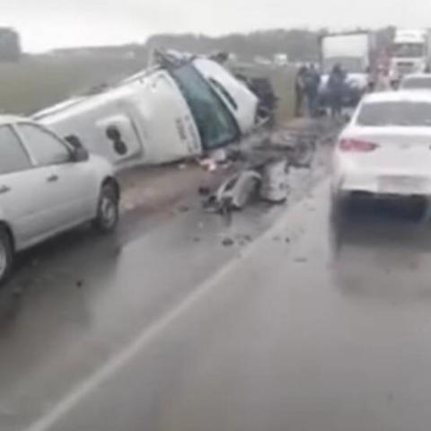 Минздрав сообщил о 12 пострадавших в ДТП с микроавтобусом в Татарстане &mdash; на место вылетел вертолет РКБ (ВИДЕО)