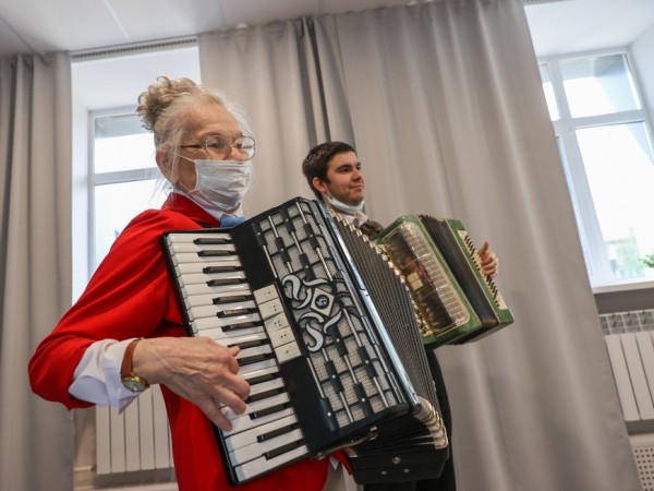 Р.Гафаров: &laquo;Декада служит поводом выразить пожилым казанцам уважение и проявить дополнительную заботу&raquo;