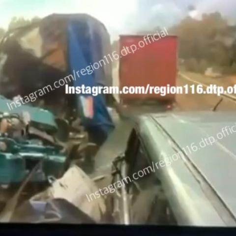 Появилось ВИДЕО смертельного ДТП с участием четырех фур на трассе в Татарстане