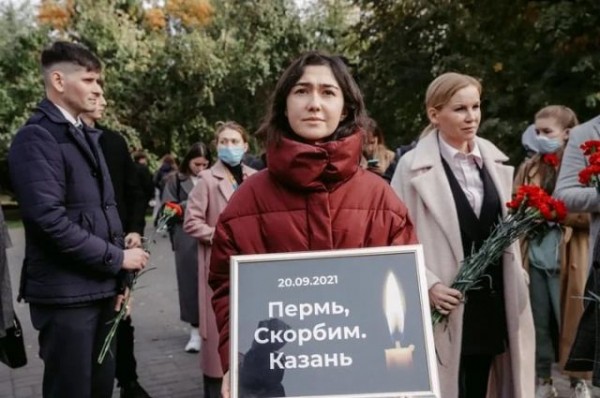 Казанцы несут цветы к мемориалу по погибшим в Перми