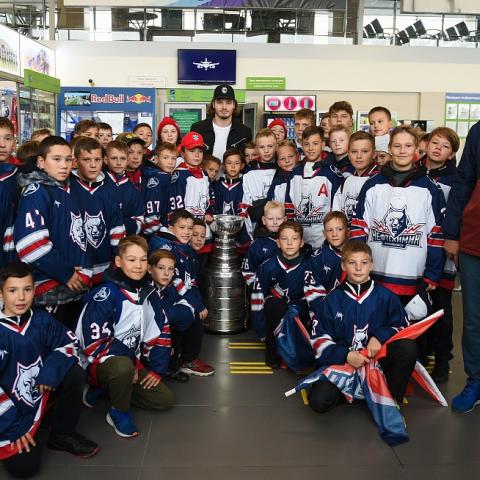 Хоккеист Михаил Сергачев привез в Татарстан Кубок Стэнли Хоккеист Михаил Сергачев привез в Татарстан Кубок Стэнли
