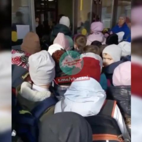 Родители учащихся челнинской школы №42 жалуются на давку во время пересменки (ВИДЕО)