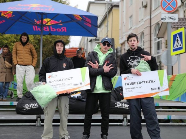 От танцевальных баттлов до бисероплетения: как улица Профсоюзная превратилась в площадку молодежного фестиваля