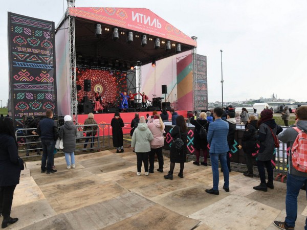Национальные угощения, &laquo;деревенская&raquo; фотозона и музыканты со всего Поволжья: в Казани стартовал этнофестиваль &laquo;Итиль&raquo;