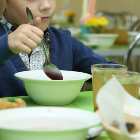 Жительница Татарстана заявила, что детей из многодетных семей обижают в школьной столовой