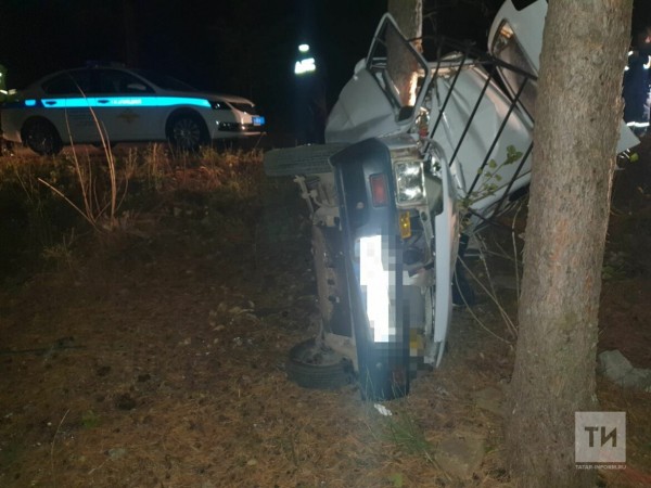 В Челнах малолитражка вылетела в кювет и ее разорвало о дерево, водитель погиб (ФОТО)