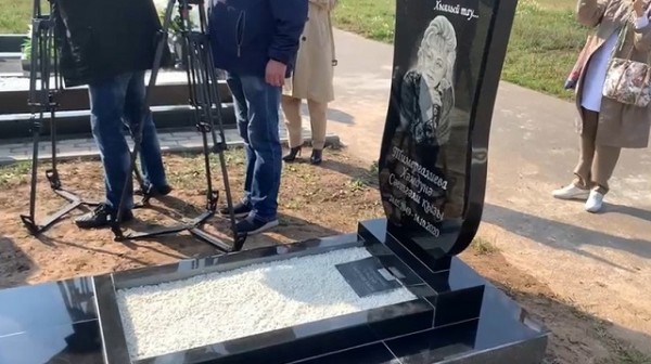 Татарской певице Хамдуне Тимергалиевой установили надгробный памятник с неправильной датой смерти