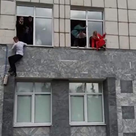 Очевидцы сообщают о стрельбе в пермском университете (ВИДЕО)