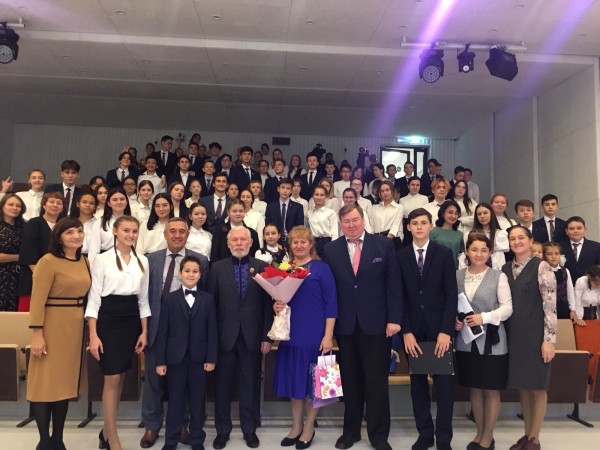 Поэт Ренат Харис отдал полученную премию вахтеру казанской гимназии №175 (ФОТО)