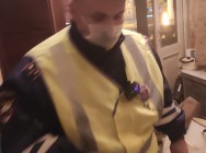 В Казани сотрудники ГИБДД вынесли пожилую женщину из горящей квартиры