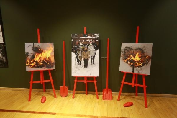 «Ироды, провокаторы, креста на них нет…»: в Казани открылась выставка-протест молодых творцов