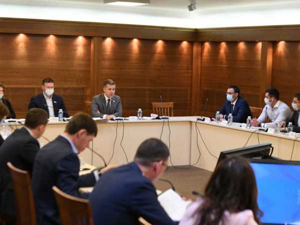 Депутаты Казгордумы обсудили вопросы жилищно-коммунального хозяйства и благоустройства дворов