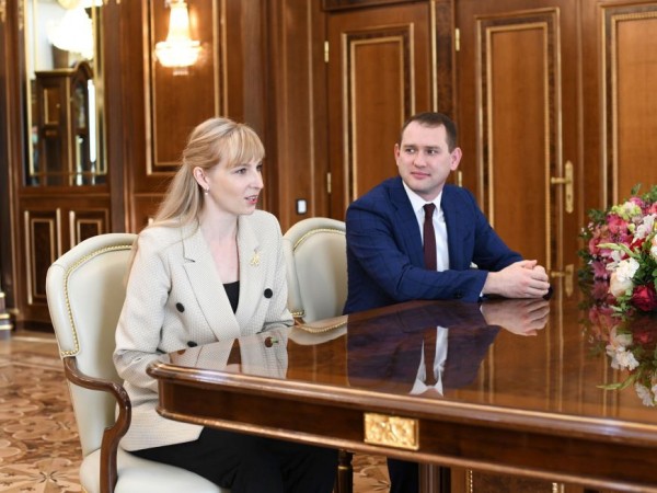 Мэр Казани Ильсур Метшин встретился с финалистом всероссийского конкурса «Учитель года» Марией Головановой Мэр Казани Ильсур Метшин встретился с финалистом всероссийского конкурса «Учитель года» Марией Головановой