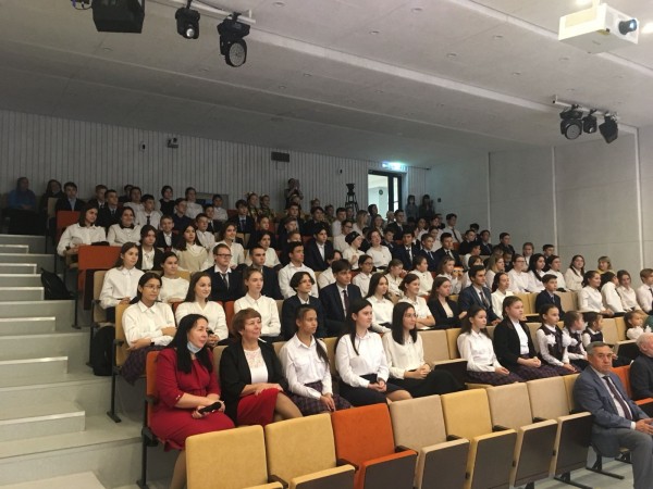 Поэт Ренат Харис отдал полученную премию вахтеру казанской гимназии №175 (ФОТО)