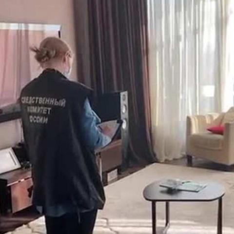 Неизвестные жестоко убили топ-менеджера банка, его жену и 8-летнего сына 