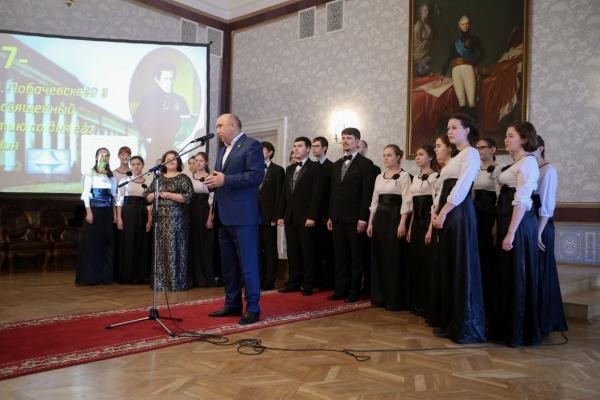 &laquo;Слава плывет, университет летит&raquo;: веками исполняемый студенческий &laquo;гаудеамус&raquo; в КФУ заменили на корпоративный гимн