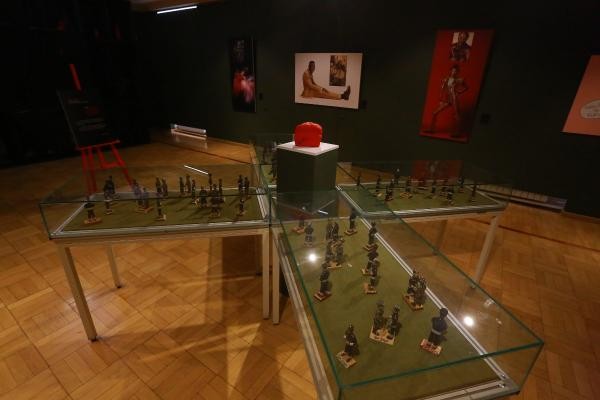 «Ироды, провокаторы, креста на них нет…»: в Казани открылась выставка-протест молодых творцов