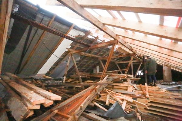 «Неужели мы и зимовать без крыши будем?»: жертвы капремонта в Казани встретили первый снег под полиэтиленом «Неужели мы и зимовать без крыши будем?»: жертвы капремонта в Казани встретили первый снег под полиэтиленом