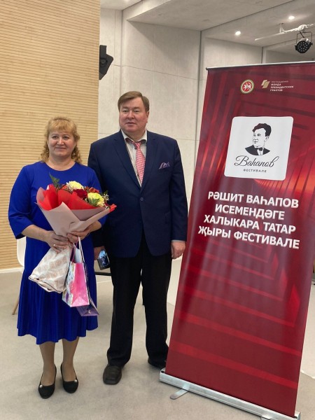 Поэт Ренат Харис отдал полученную премию вахтеру казанской гимназии №175 (ФОТО)