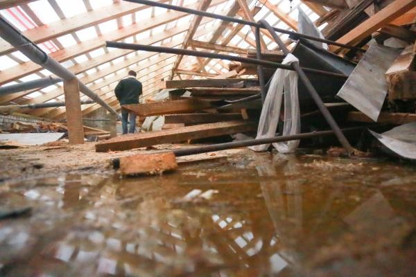 «Неужели мы и зимовать без крыши будем?»: жертвы капремонта в Казани встретили первый снег под полиэтиленом «Неужели мы и зимовать без крыши будем?»: жертвы капремонта в Казани встретили первый снег под полиэтиленом