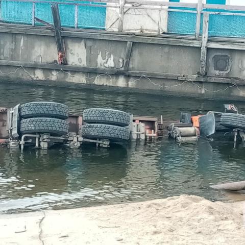 Из Audi, затонувшей у пристани в Верхнем Услоне, извлекли тело мужчины Из Audi, затонувшей у пристани в Верхнем Услоне, извлекли тело мужчины