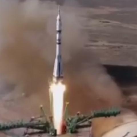 Россия отправила в космос первый "киноэкипаж" (ВИДЕО) 