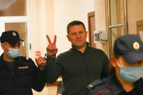 Гробы - дело прибыльное: замначальника казанской колонии погорел на любви к женщинам и часам Apple