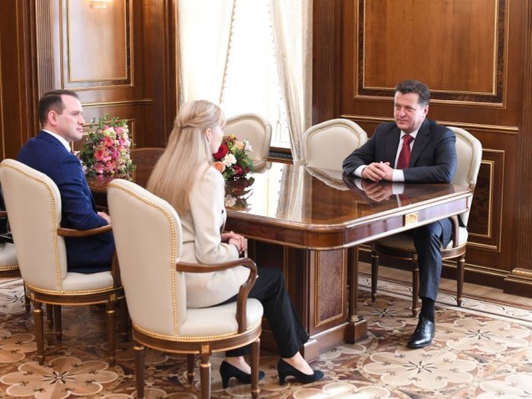 Мэр Казани Ильсур Метшин встретился с финалистом всероссийского конкурса «Учитель года» Марией Головановой Мэр Казани Ильсур Метшин встретился с финалистом всероссийского конкурса «Учитель года» Марией Головановой