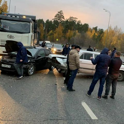 Из-за жесткого ДТП на Горьковском шоссе встало движение автомобилей (ФОТО, ВИДЕО)