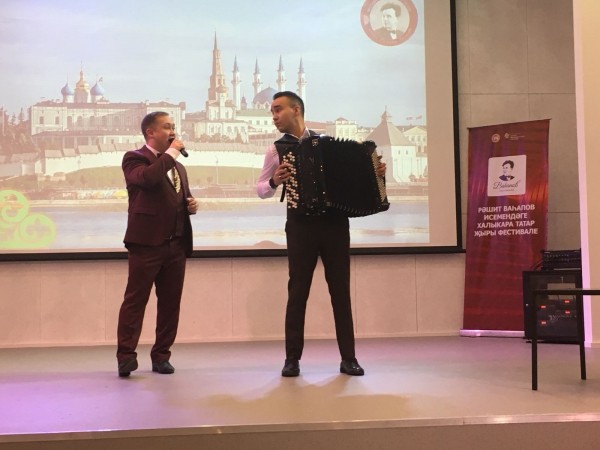 Поэт Ренат Харис отдал полученную премию вахтеру казанской гимназии №175 (ФОТО)