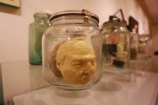 «Ироды, провокаторы, креста на них нет…»: в Казани открылась выставка-протест молодых творцов