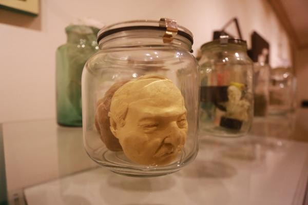 «Ироды, провокаторы, креста на них нет…»: в Казани открылась выставка-протест молодых творцов