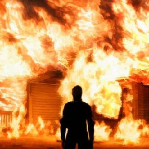 Мужчина обиделся на друзей и сжег дом вместе с ними после застолья