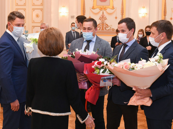 Ильсур Метшин вручил депутату Казгордумы Людмиле Андреевой орден &laquo;Дуслык&raquo;