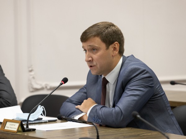 И.Метшин: «Жители сами принимают решение, вывозить или складировать снег на дворовых территориях» И.Метшин: «Жители сами принимают решение, вывозить или складировать снег на дворовых территориях»